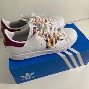 ADIDAS STAN SMITH SHOES/ Cloud White/ Power Berry